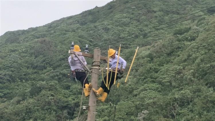 圖說：璨樹颱風造成蘭嶼停電事故，台電緊急動員搶修復電