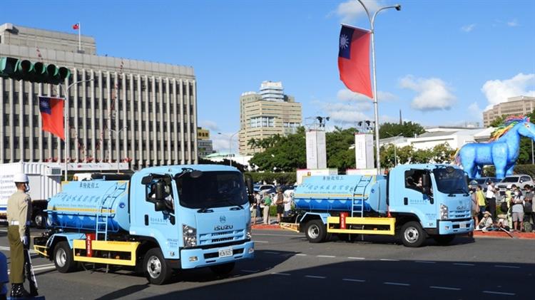 齊心齊力度過百年大旱抗旱裝備—運水車日夜運補送水