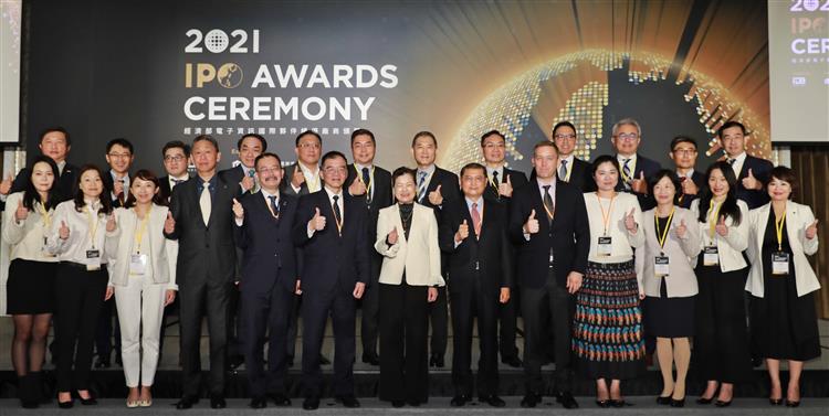 經濟部部長王美花(前排左七)及工業局副局長陳佩利(前排右四)，出席2021 IPO Awards Ceremony與貴賓及獲獎代表共同合影