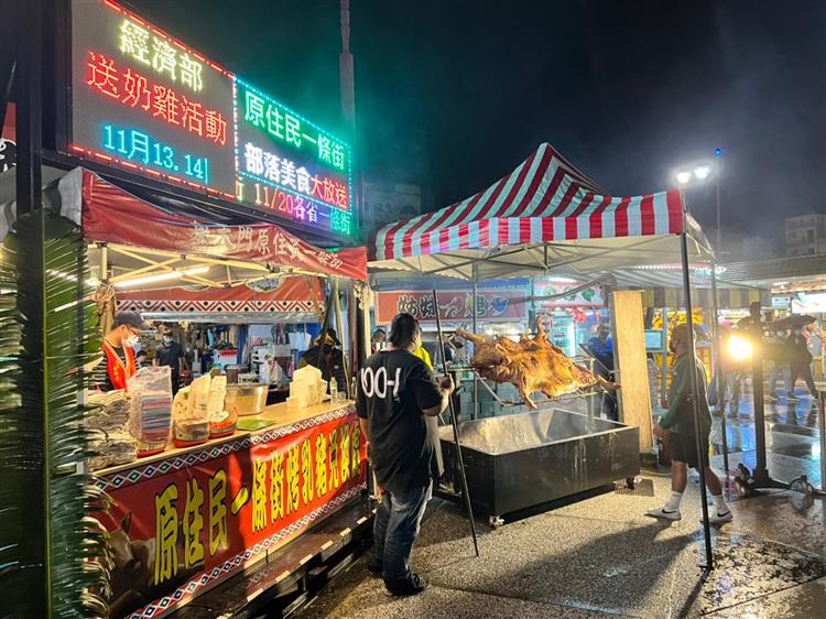 經濟部送奶雞 - 夜市推出特色美食配合活動(照片)