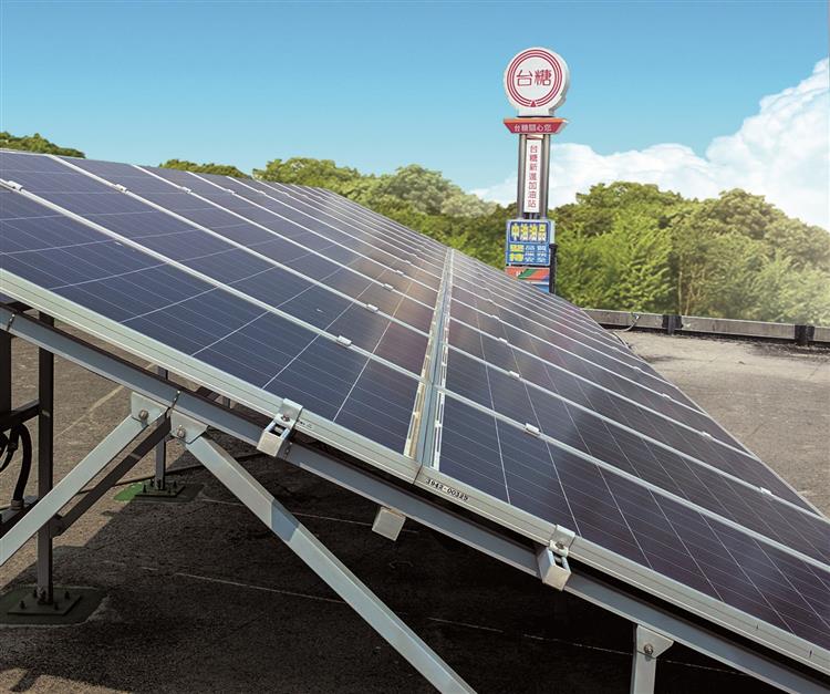 台糖善用建物、加油站及畜舍屋頂建置光電板，目前已完成共39座，減少碳排、加速綠能轉型