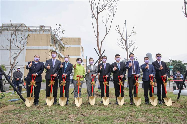 前鎮科技園區前瞻大樓落成啟用 預估5年內產值達1200億元 貴賓植樹合影留念
