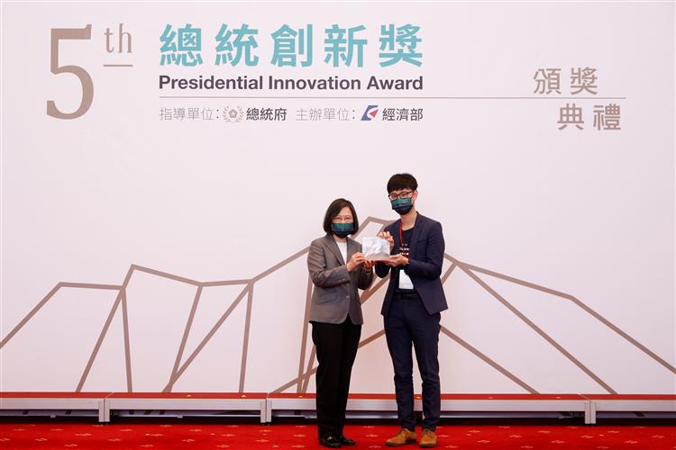 總統頒贈第五屆總統創新獎得獎人-均一教育平台基金會－由呂冠緯執行長代表領獎