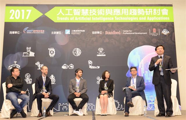 工研院IEK主任蘇孟宗主持論壇，與台下觀眾互動，探討未來AI世界下的商機與挑戰。