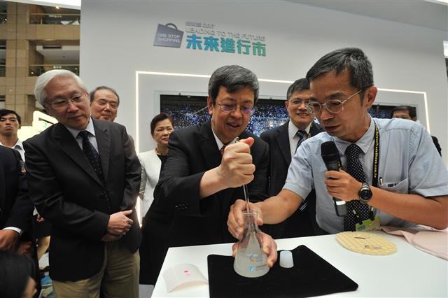 圖2 陳建仁副總統參觀「技術處－未來進行市」，體驗工研院開發的「高吸收撞擊能量材料」。