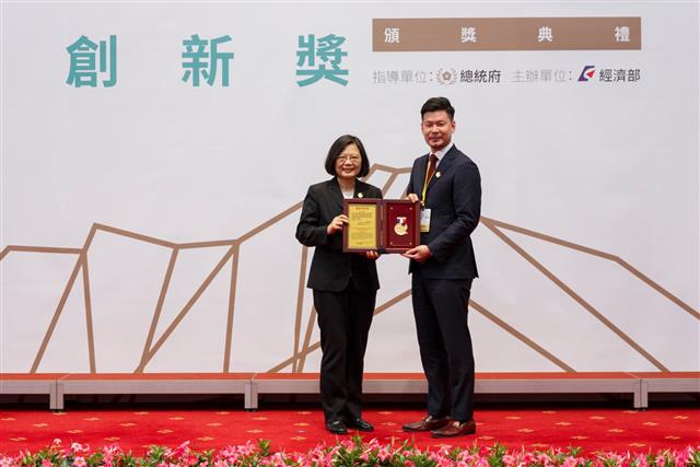 第三屆總統創新獎得獎人吳庭安研發長受獎。