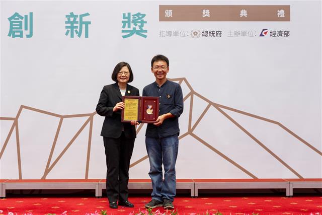 第三屆總統創新獎得獎人黃聲遠主持人受獎。