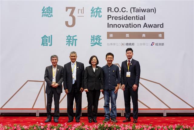 第三屆總統創新獎四位得獎人與總統合影(左起黃文章.海英俊.黃聲遠.吳庭安)。