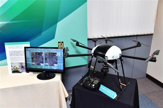 電信操控無人機隊解決方案，成功解決無人機飛行距離短與續航力痛點，優化「通訊模組」、「自動化」以及「充電系統」三大關鍵技術，兼具數據與圖像傳輸與即時影像功能，並能多人同時觀看。