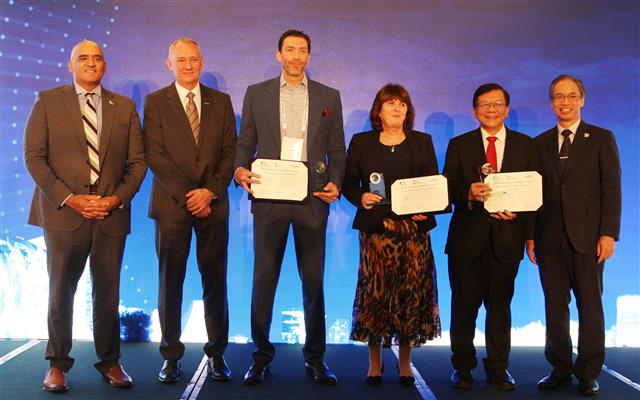 在經濟部技術處科技專案的支持下，工研院今(23)日於新加坡獲頒ITS世界大會亞太區產業成就獎，與美洲Panasonic North America、歐洲Connected Places Catapult齊名。