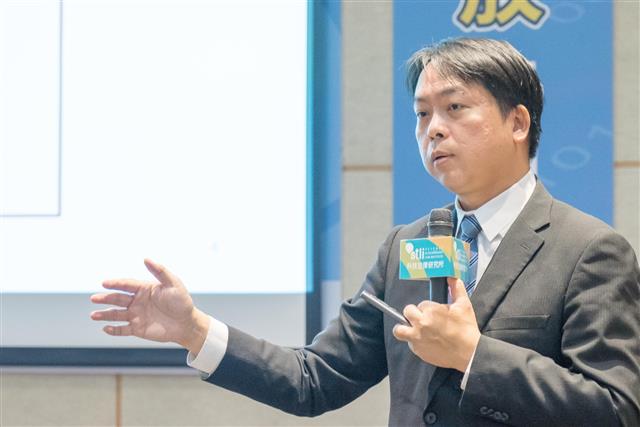 華碩雲端暨華碩健康股份有限公司吳漢章總經理講授人工智慧與醫療數位轉型。