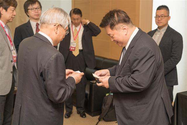 卓政宏執行長與中華民國創業投資商業同業公會游瑞德秘書長交換名片。