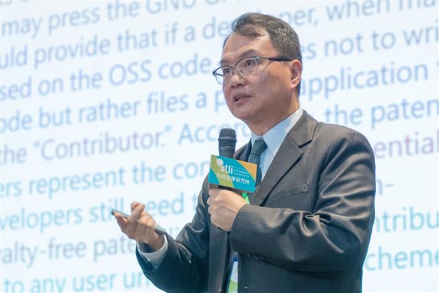 政大科管與智財所宋皇志所長講授「開放原始碼遇上專利－以區塊鏈為例探討核心」。