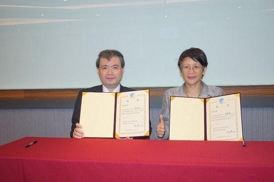 (左)皇輝科技張智強執行長與(右)資策會馮明惠所長共同簽署聯盟召集人聘書。