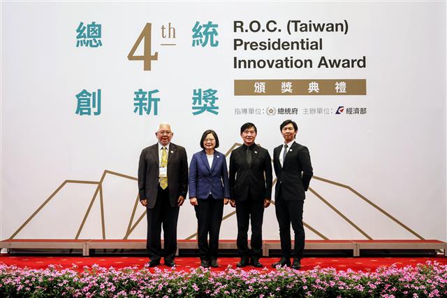 總統與第四屆「總統創新獎」全體獲獎者代表合影。