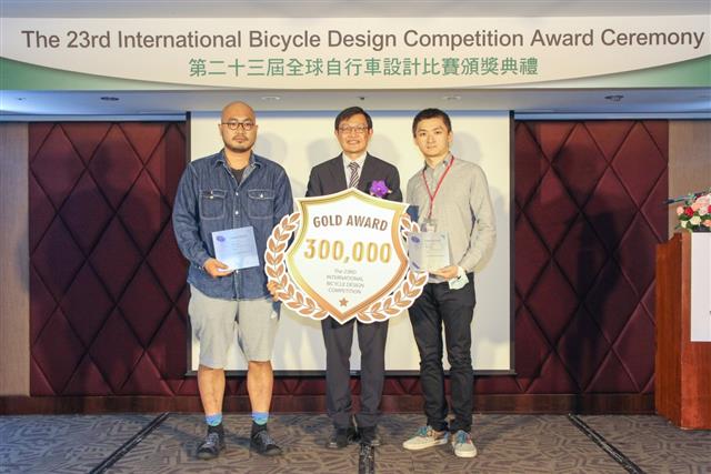 經濟部技術處林德生代理處長頒發第23屆全球自行車設計比賽金牌獎