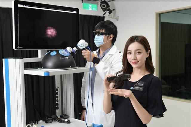 工研院首創「單鏡頭3D內視鏡取像模組」，成為外科手術的「第三隻眼」，具寬廣的視野與清晰的影像，可減少腦神經外科40%手術失誤率、縮短25%手術時間