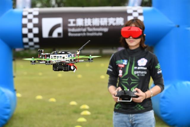 工研院13日舉辦世界首度虛實整合之無人機競技賽！是全球首場結合數位無線圖傳，並首次採用虛實障礙賽道的競技無人機比賽。