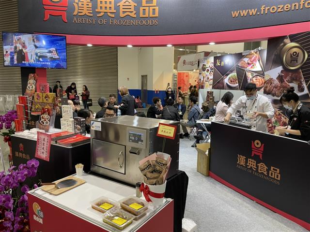 食品所於2020臺北國際食品展發表調理食品復熱智慧烹調設備暨產品復熱程序標準化技術研發成果，並提供現場人員體驗。