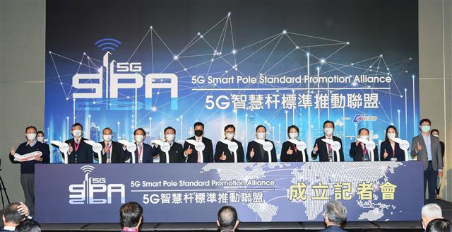 5G智慧杆標準推動聯盟成立大會，聯盟會長、TCA理事長、中央地方長官合影。