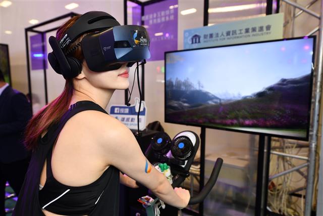 、經濟部技術處全力助攻健身產業，委由資策會開發「體感健身互動娛樂應用服務系統」將VR結合大眾化健身設備，提升訓練趣味性。