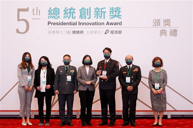 蔡英文總統與第五屆總統創新獎得獎人-宋明哲隊員及其觀禮來賓