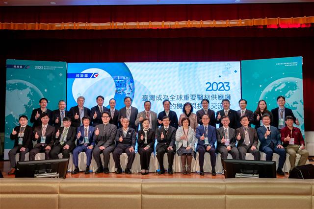 經濟部2月18日舉辦「臺灣成為全球重要醫材供應鏈的機會與挑戰交流會」，聚集國內產官研醫代表與會分享，攜手為推升臺灣醫材產業共同努力。