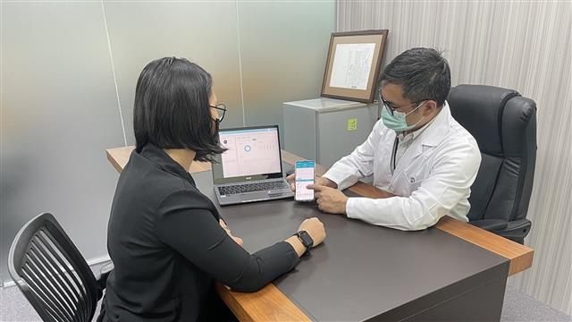 工研院與蓋德科技合作研發「800Z智慧健康手錶系統」，導入AI人工智慧分析系統進行臺灣醫療認證程序，未來醫護人員可及早監測即時提供個人化診斷與醫囑。