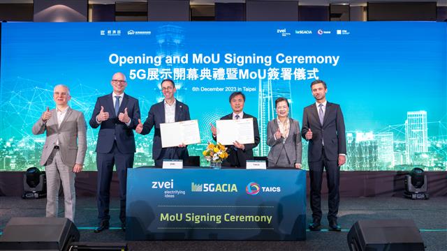 經濟部為加強國內廠商與國際市場連結，今日見證台灣資通產業標準協會(TAICS)與5G-ACIA簽署MoU，攜手臺廠共同推動5G工業聯網應用與標準。