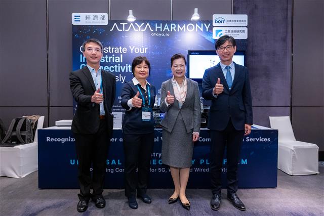王美花部長參觀泰雅科技的異質專網整合平台，為業界首套可同時無縫接軌既有Wi-Fi、有線網路、5G專網等網路設備。