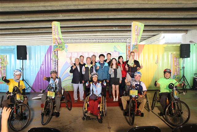 經濟部產業技術司何祥瑋科長、自行車中心總經理吳永盛，與協辦單位及全臺五大身障車隊代表，於活動開始前合影留念。