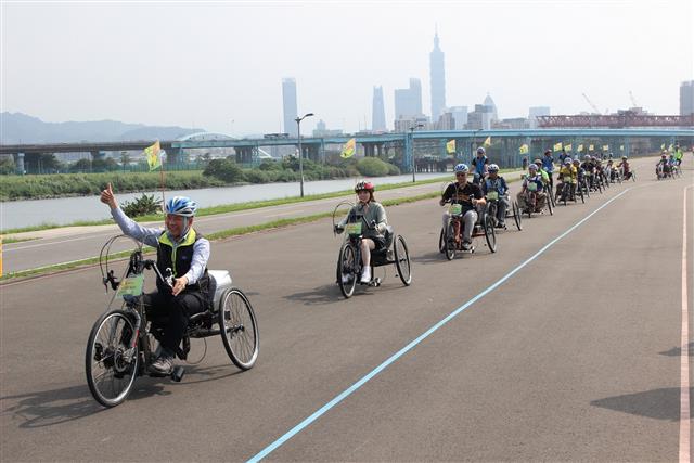 全台80餘名身障車友今天在「心中有愛 暢行無礙」大會師活動中，體驗過升級版的手搖車2.0後都讚不絕口。