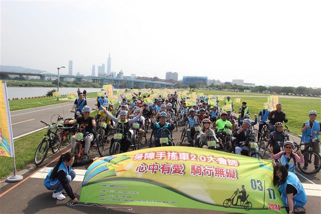 經濟部產業技術司何祥瑋科長、自行車中心總經理吳永盛，與協辦單位及全省各大身障車隊代表，一起開心體驗身障手搖車2.0。