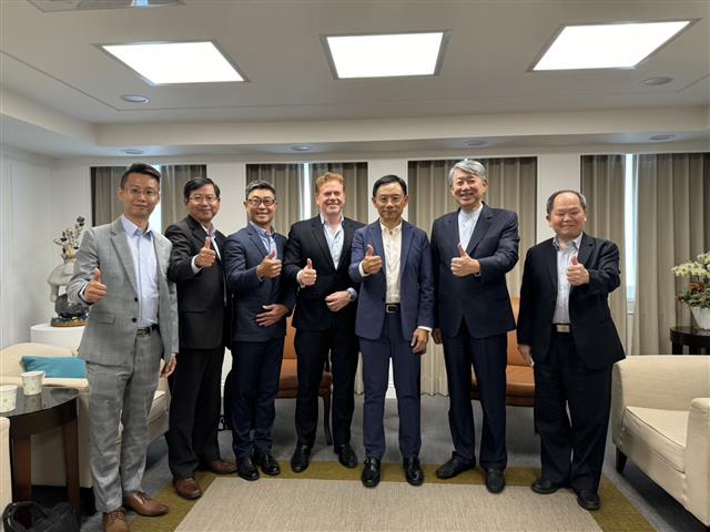 經濟部郭智輝部長今(21)日接見AMD(超微)總公司資深副總裁王啟尚及團隊。