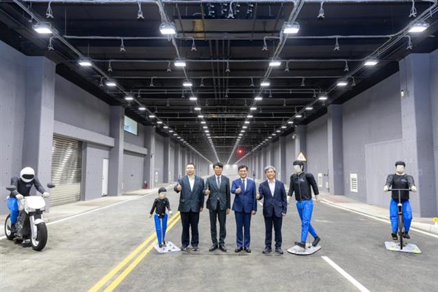 「智慧車電自駕車場域」的啟用，輔以車輛中心既有的國際級研測能量，為國內廠商提供接軌國際的測試平台。