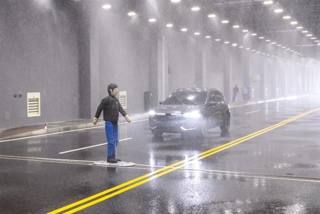 「天候環境隧道測試區」可呈現降雨、濃霧、日照與逆光等多元天候，讓ADAS輔助駕駛功能在大雨或濃霧下進行偵測與反應測試。