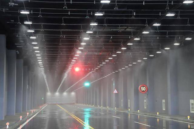 「天候環境隧道測試區」的降雨設備，每小時降雨量可達到100毫米以上，實現中央氣象局所訂定超大豪雨等級。