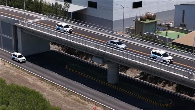 「自駕車高架道路測試區」可重現匝道匯入、上下坡與橋下遮蔽等道路情境，讓智慧車輛在不同環境下進行感知、定位與決策控制的整合測試。