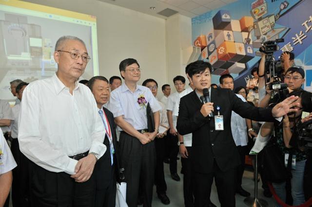副總統吳敦義（左）、經濟部部長杜紫軍（左三）等貴賓參觀中台灣創新園區工具機展示中心。