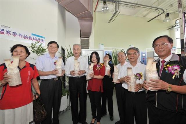 副總統吳敦義（左三）及經濟部部長杜紫軍（左二）等出席貴賓參觀中台灣創新園區之溫室展示中心。