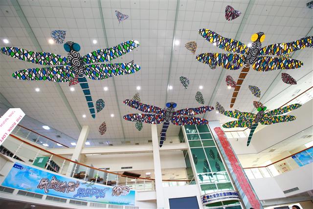 國際創作風箏大師黃景楨透過風箏裝置藝術將科技與藝術結合，象徵南創 ”孕育成果”、”未來展翅高飛” 之意象。