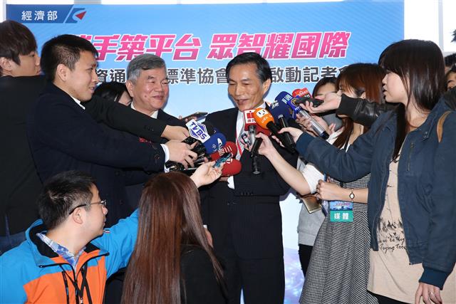 經濟部次長沈榮津及台灣資通產業標準協會理事長曾鏘聲於會後進行媒體聯訪。