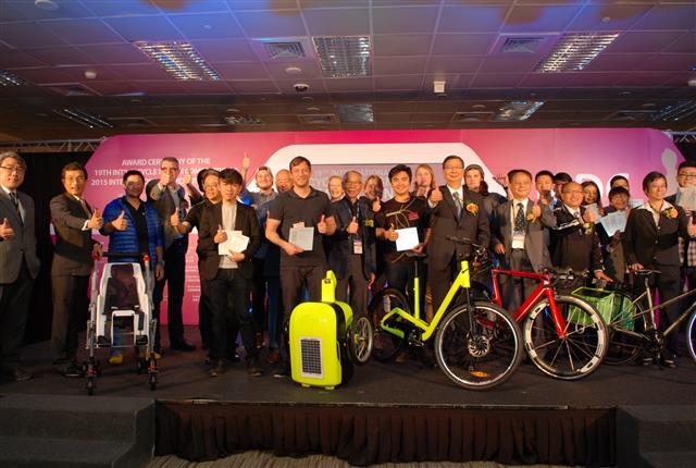 第19屆IBDC全球自行車設計比賽頒獎典禮圓滿落幕，所有貴賓、得獎者與本年度概念車合影留念。