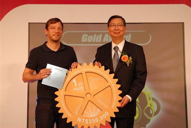 來自德國的Philipp Schaake以BUDDY參賽，奪得第19屆IBDC金質獎，由經濟部次長卓士昭 (圖右)頒獎。