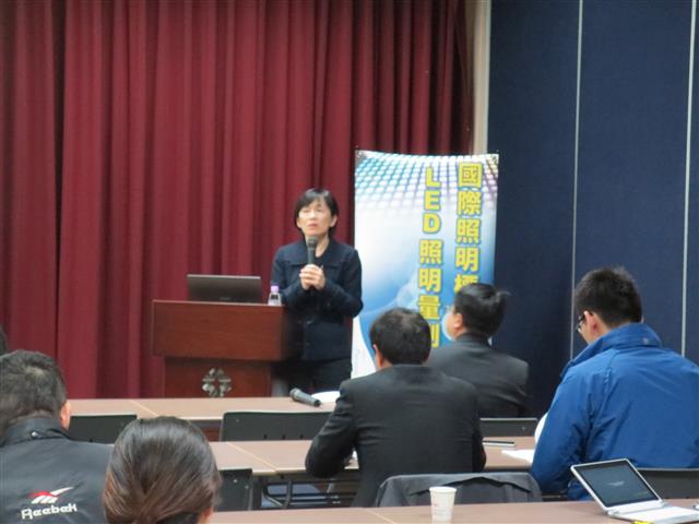 台灣照明委員會執行秘書藍玉屏致詞。