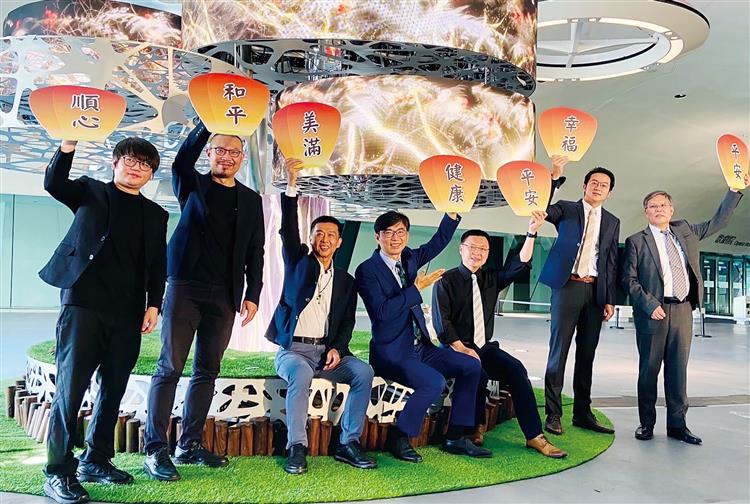 另開視窗，連結到經濟部技術司支持工研院打造的祈福許願樹，於衛武營國家藝術文化中心展出，讓民眾感受有溫度的互動科技。(jpg檔)