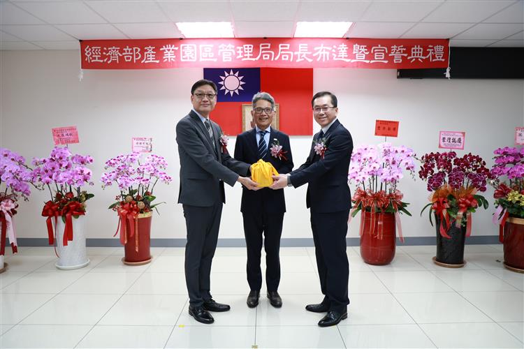 From left to right: Acting Director-General Liu Chi-Chuan, Vice Minister Lai Chien-Hsin, and the newly Director-General Yang Chih-Ching.