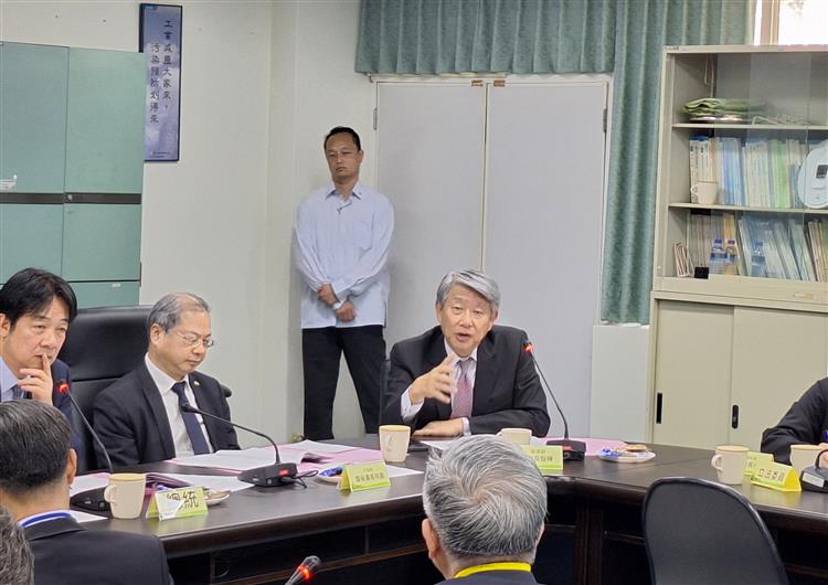 MOEA Kuo Jyh-Huei responds to the opinions and concerns raised by the business representatives.