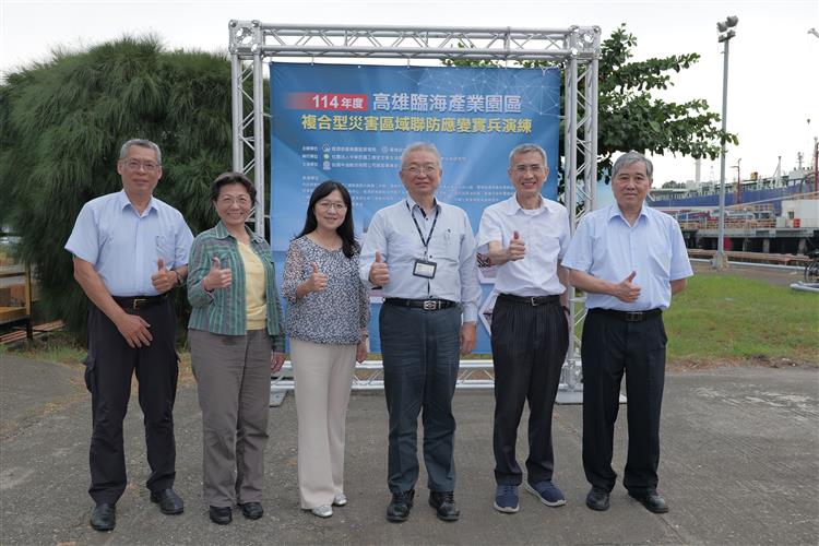 Mr. Hsu Chung-Li (second from right), D1ivision Chief of the BIP, takes a group photo with guests participating in the drill.
