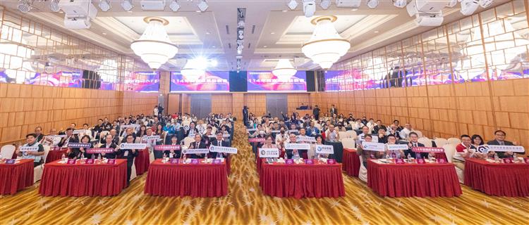 Group photo at the 2025 Investment Promotion Achievements Presentation hosted by the BIP, with a lively atmosphere.